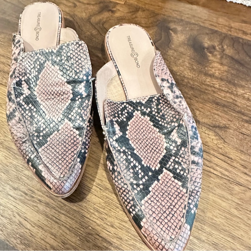 Treasure & Bond Snakeskin Mule Flats – Size 8.5 – Pointed Toe Slip-On
